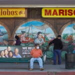 East Hollywood (United States), 21/04/2020.- Local residents wait outside a market during the coronavirus health crisis in East Hollywood, California, USA, 21 April 2020 (issued 23 April 2020). Unemployment has soared amongst latino immigrants due to stay at home orders. (Estados Unidos) EFE/EPA/EUGENE GARCIA