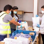 Reparto de comida en la Parroquia de Santa de Teresa de Jesús, en Getafe, durante el confinamiento