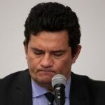 BRA100. BRASÍLIA (BRASIL), 24/04/2020.- El ministro de Justicia, Sergio Moro, anuncia su salida del gobierno este viernes, durante una conferencia de prensa, en Brasilia (Brasil). Moro, conocido por llevar a prisión a Luiz Inácio Lula da Silva como juez, renunció este viernes después de que el presidente Jair Bolsonaro destituyó al director de la Policía Federal. EFE/ Joédson Alves