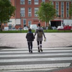 Un ni&ntilde;o acompa&ntilde;an a su madre a hacer la compra durante el Estado de Alarma decretado por el Gobierno