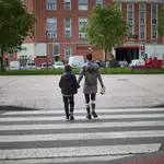 Un niño acompañan a su madre a hacer la compra durante el Estado de Alarma decretado por el Gobierno