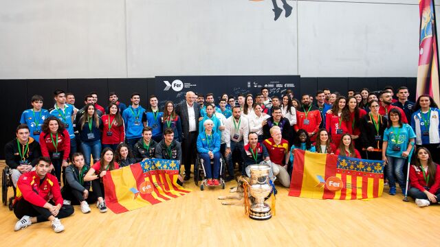 Juan Roig, promotor del proyecto, con los participantes en el Programa FER