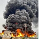 Imagen de la nave industrial ardiendo