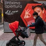 Una mujer empuja un carrito de bebé en Sant Jordi (Mallorca)