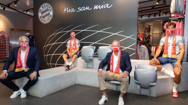 La tienda oficial del Bayern durante la presentación de las mascarillas del equipo alemán