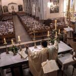 El sacerdote de Villar del Arzobispo, Raúl García, celebra las misas con las fotografías que mas de 250 de sus feligreses le han mandado, para que le acompañen