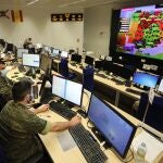 Varios efectivos controlan en tiempo real la actividad de los militares desplegados en «Balmis»