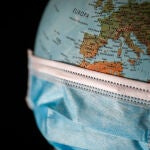Una bola del mundo con una mascarilla quirúrgica, Foto de Oscar J.Barroso