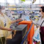 Una empleada de farmacia atiende a una mujer
