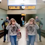 Una mujer se pone una mascarilla en la estación de metro de Turmstrasse, en Berlín27/04/2020 ONLY FOR USE IN SPAIN