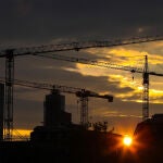 Las gruas vuelven a recortarse sobre los cielos de las ciudades