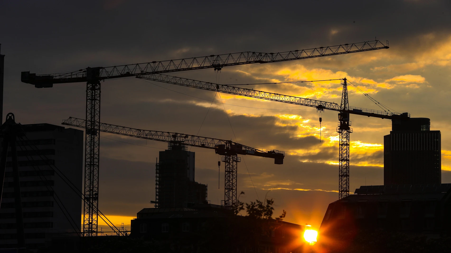 Las gruas vuelven a recortarse sobre los cielos de las ciudades