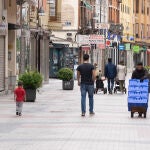 Varias personas pasean por las calles de Valladolid