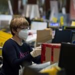Varios funcionarios trabajando en la oficina de Correos de Cibeles (Madrid)