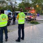 Un hombre de 44 años ha fallecido esta noche al perder el control de su moto y caer al suelo tras sufrir una ligera colisión con un turismo en el Paseo Virgen del Puerto, en Madrid, cerca de la bifurcación con el Paseo Ciudad de Plasencia. EFE/Ayuntamiento de Madrid SOLO USO EDITORIAL, NO VENTAS, NO ARCHIVO