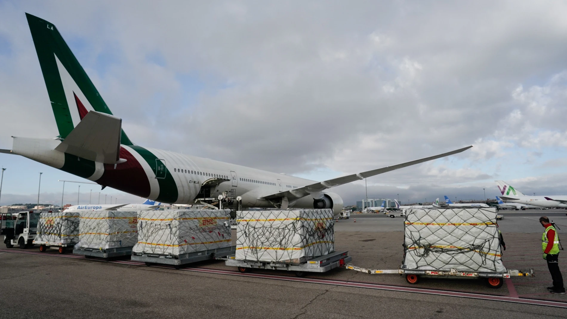 Aterriza el quinto avión con material sanitario comprado por la Comunidad de Madrid