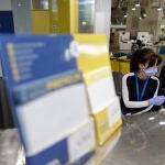 Una trabajadora de Correos durante su jornada laboral en la Oficina de Cibeles (Madrid)