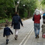 Una familia pasea por el Campo Grande de Valladolid