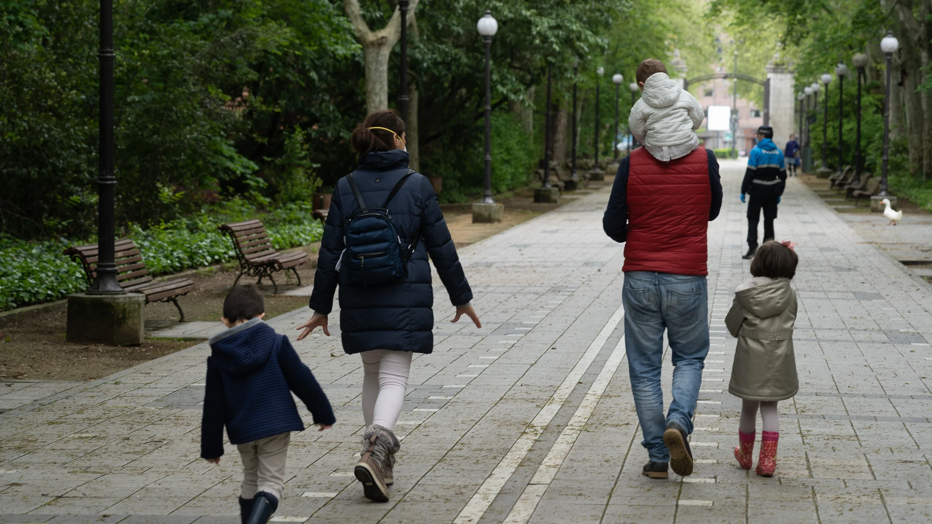 Una familia pasea por el Campo Grande de Valladolid