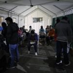 Mexicanos esperan en una tienda noticias de sus familiares ingresados por coronavirus