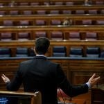 El presidente del Gobierno, Pedro Sánchez interviene ante un Congreso de los Diputados semivacío
