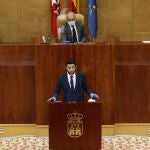 El portavoz regional de Ciudadanos, César Zafra, durante su intervención ante el pleno de este miércoles de la Asamblea de Madrid, ante el que también comparece la presidenta regional, Isabel Díaz Ayuso, para informar sobre su gestión de la crisis del coronavirus, en Madrid (España), a 29 de abril de 2020.29/04/2020 CORONAVIRUS;ASAMBLEA DE MADRID;PANDEMIA;ESTADO DE ALARMA;Pool29/04/2020