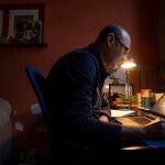 Antoni, un empleado de banca realiza su actividad profesional desde su domicilio