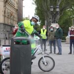El Ayuntamiento de Madrid prueba un triciclo eléctrico para la desinfección de papeleras