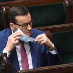 El primer ministro polaco, Mateusz Morawiecki, se quita la mascarilla en una sesión del Parlamento