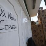 MEX442. CIUDAD DE MÉXICO (MÉXICO), 29/04/2020.- Vista de un expendio de cerveza ayer martes, en Ciudad de México (México). El cierre de las plantas cerveceras en México decretado por el Gobierno ante la crisis sanitaria del COVID-19 ha provocado desabastecimiento en las tiendas de abarrotes, que cuelgan el cartel de "No hay cerveza" mientras ven desplomarse sus ingresos a la mitad. EFE/ Sáshenka Gutiérrez