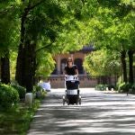 Una madre con su hijo paseando por el parque