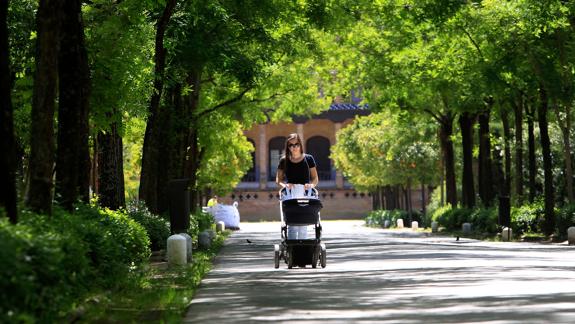 Una madre con su hijo paseando por el parque