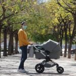 GRAFCVA4574. VALENCIA, 30/04/2020.-Noelia, de 26 años, acaba de ser madre primeriza, una experiencia que ha sido muy distinta a la que imaginaba antes del coronavirus: no ha recibido visitas ni flores en el hospital, y la familia y amigos conocen al bebé por fotos y videollamadas. "No se lo hemos presentado a nadie en persona", asegura. EFE/Kai Försterling