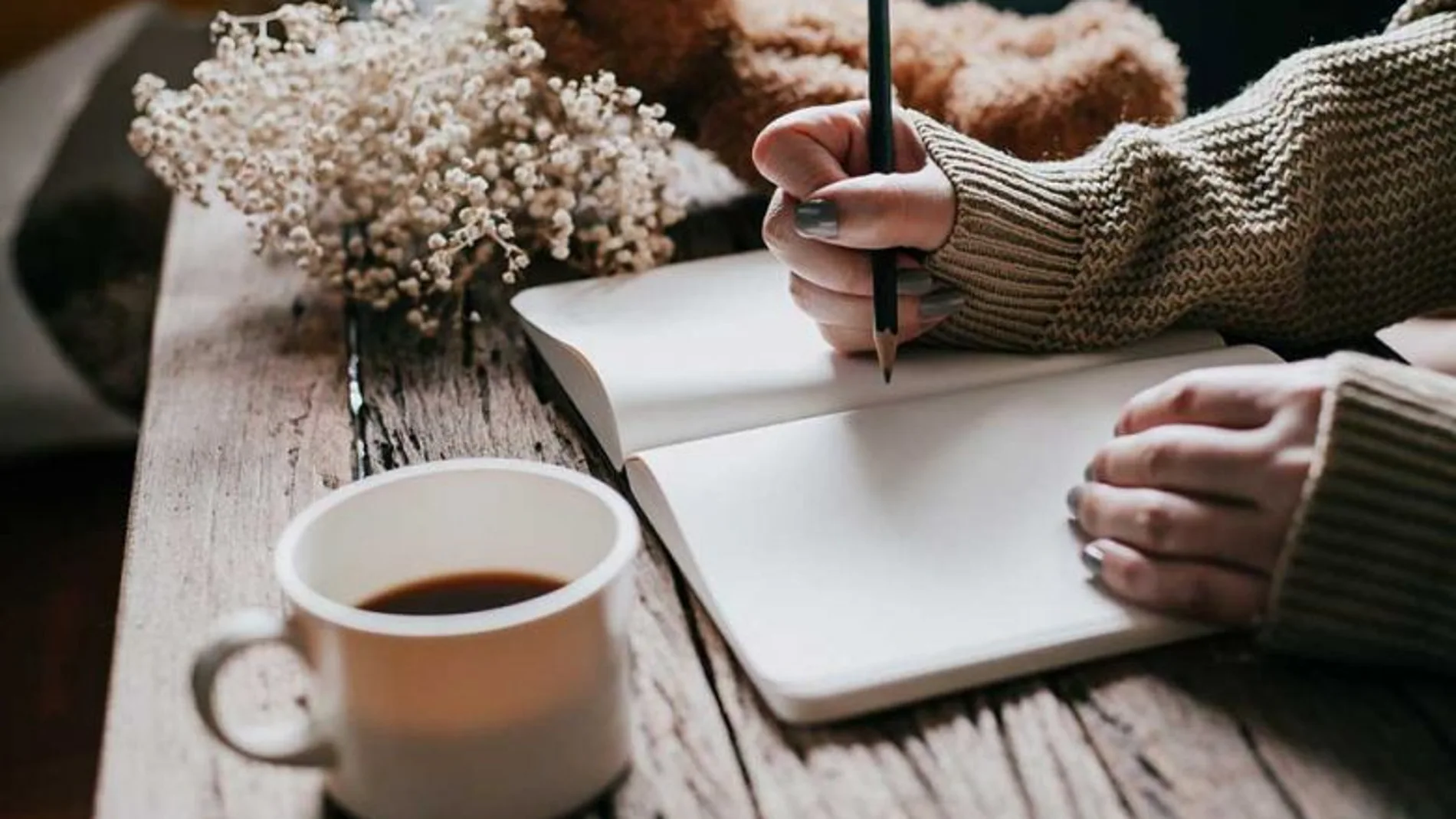 Una joven escribe en un cuaderno
