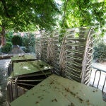 Terraza cerrada en la Plaza San Lorenzo de San Lorenzo de El Escorial, durante el día 47 del estado de alarma, en San Lorenzo del Escorial/Madrid (España) a 30 de abril de 2020.30 ABRIL 2020 CORONAVIRUS;COVID-19;PANDEMIA;ENFERMEDAD;PUEBLO;MUNICIPIO;SIERRA DE MADRID;SIERRA DE GUADARRAMA;NATURALEZA;CONFINAMIENTO;HOSTELERÍAJoaquin Corchero / Europa Press30/04/2020