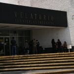 MEX526. CIUDAD DE MÉXICO (MÉXICO), 01/05/2020.- Personas asisten el jueves 30 de abril al velatorio de sus familiares y amigos fallecidos en el panteón de San Nicolás Tolentino, en Ciudad de México (México). Los hornos crematorios de la capital mexicana están al límite de su capacidad cuando el país todavía no ha alcanzado el pico de contagios y muertos por la pandemia de COVID-19, mientras las funerarias sugieren el uso de fosas para albergar a los fallecidos. EFE/Sashenka Gutierrez