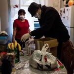 El padre Pedro Gonzalez lleva comida a Gloria, una salvadoreña de 75 años que reside en el Bronx