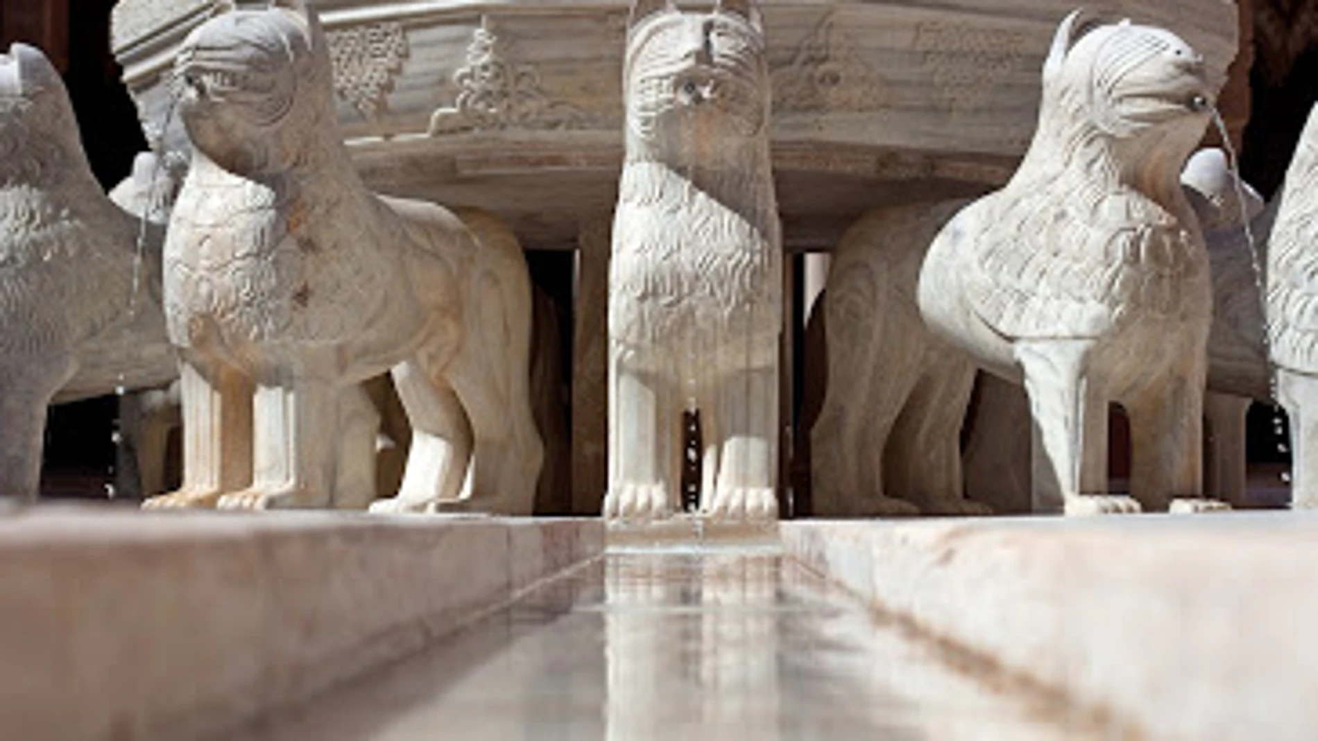 LEONES RESTAURADOS DE LA ALHAMBRA DE GRANADA