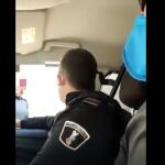 El momento en el que el agente se dirige a la víctima