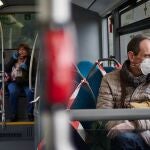 Un hombre protegido con una mascarilla viaja en un autobús urbano durante la cuarta semana del estado de alarma, en Pamplona.