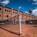 Una mujer juega al tenis sobre una pista de tierra batida en Austria