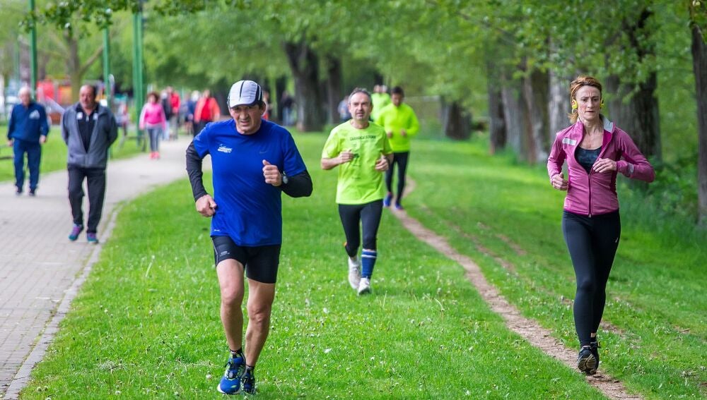 Deportistas y paseantes hoy domingo en un parque burgalés. Desde este domingo, las personas mayores de 14 años pueden ir a pasear y hacer deporte individual, respetando unos horarios y la distancia de seguridad, unas salidas que se suman a los paseos de los niños que comenzaron a estar permitidos el pasado domingo tras semanas de confinamiento por el coronavirus. EFE/Santi Otero