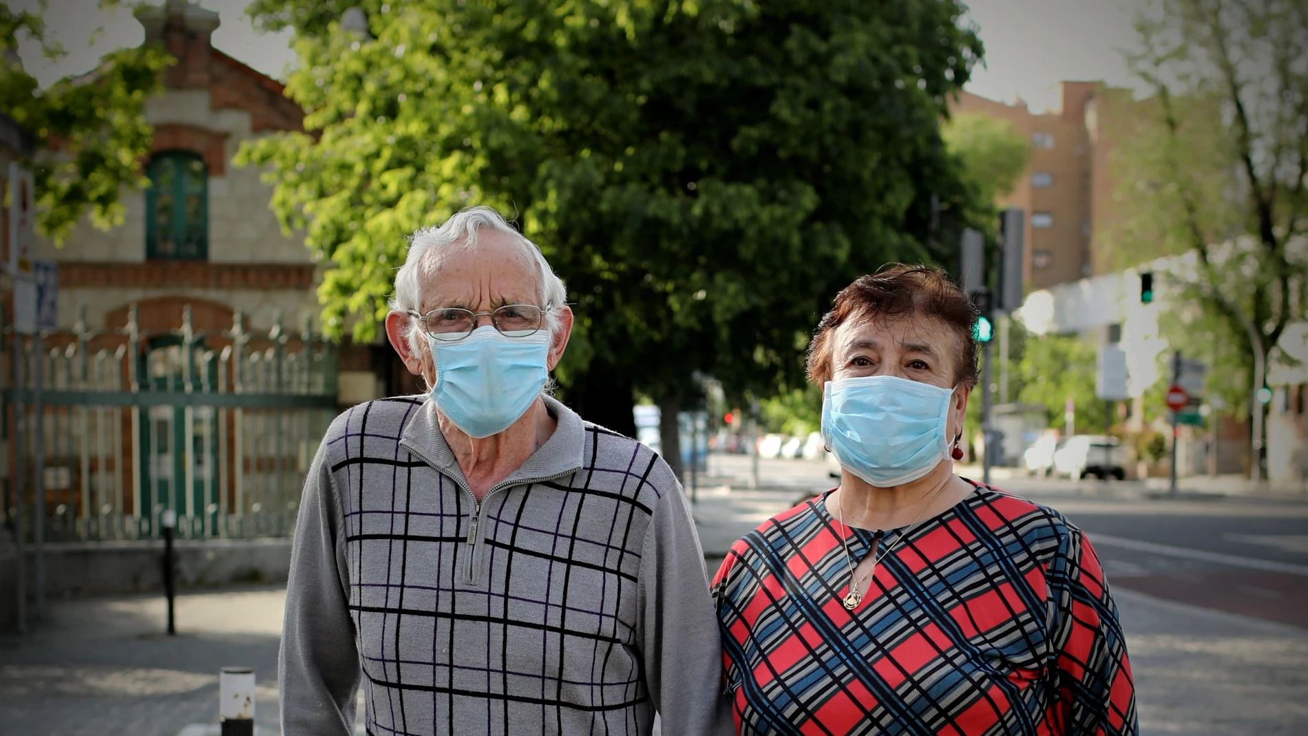 Emilio López y Josefa Heras pasean por el Paseo de la Chopera, en Madrid