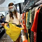 Personal de una tienda preparándose para el desconfinamiento progresivo