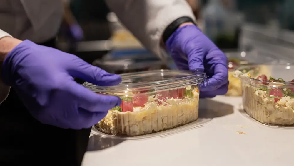 Un cocinero prepara un plato para llevar en un restaurante, en Vitoria/País Vasco (España) a 3 de mayo de 2020.03 MAYO 2020 CORONAVIRUS;DESESCALADA;FASE 0;COMIDA;HOSTELERÍA;RESTAURANTE;COMIDA PARA LLEVARIñaki Berasaluce / Europa Press03/05/2020