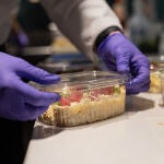 Un cocinero prepara un plato para llevar en un restaurante, en Vitoria/País Vasco (España) a 3 de mayo de 2020.03 MAYO 2020 CORONAVIRUS;DESESCALADA;FASE 0;COMIDA;HOSTELERÍA;RESTAURANTE;COMIDA PARA LLEVARIñaki Berasaluce / Europa Press03/05/2020