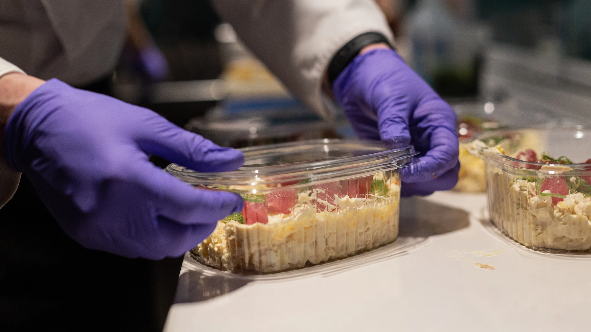 Los restaurantes se preparan para ofrecer comida para llevar