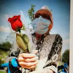 Petra, de 84 años, pasa el día de la Madre en soledad