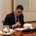 El presidente del Gobierno, Pedro Sánchez (c), mantiene una videoconferencia con los presidentes autonómicos, este domingo