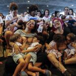 Madres amamantan a sus bebés para promover el derecho a la lactancia materna.